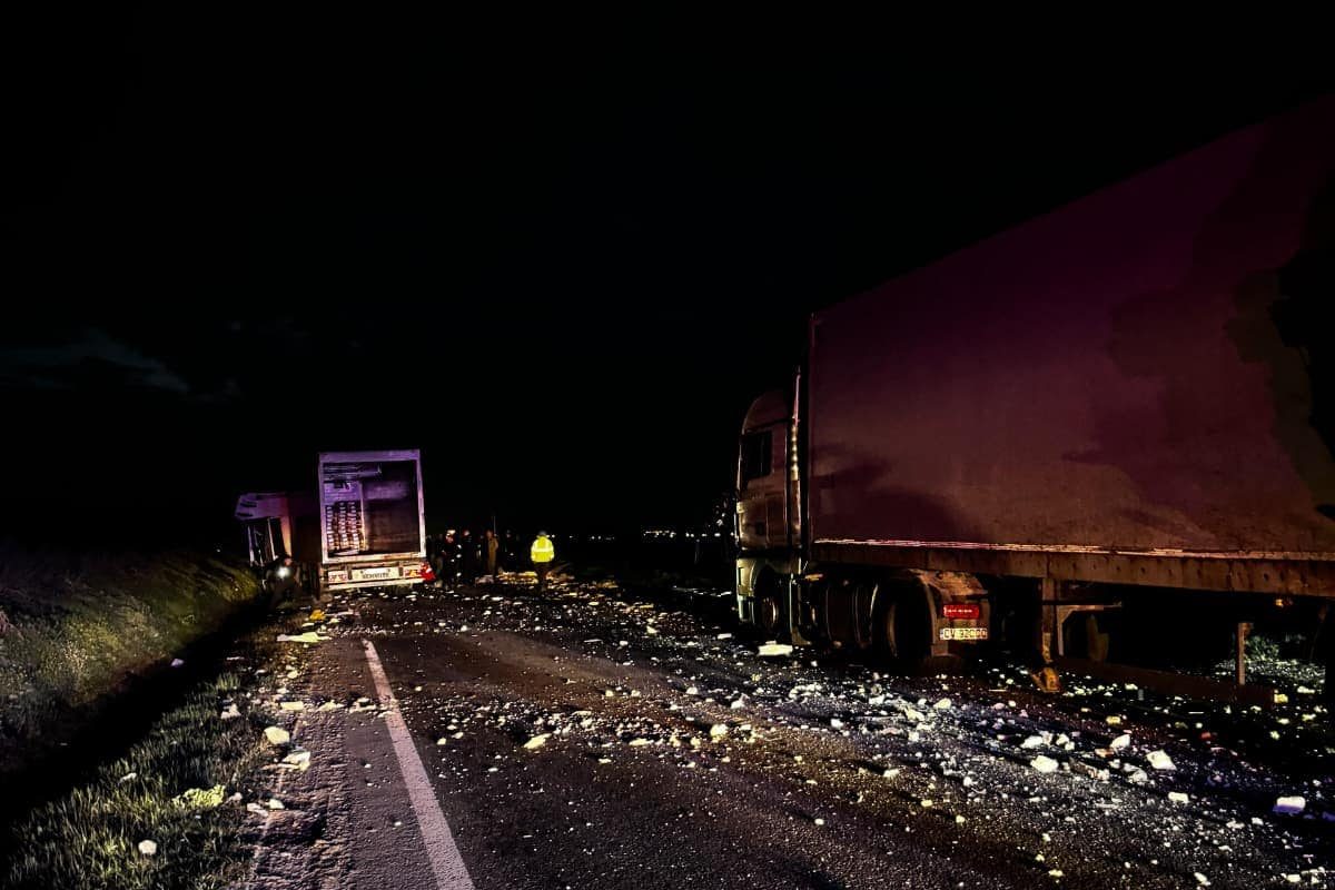 Accident rutier grav între două TIR-uri pe DN 1, cu o persoană rănită în urma impactului.