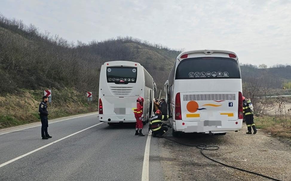 Autobuze în flăcări pe drumul din Unirea, pompierii acționează pentru stingerea incendiului.