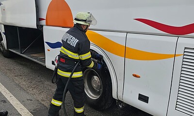Pompier verificând cauciucul unui autobuz în timpul intervenției la Unirea.