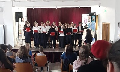 Spectacol și concurs francofonie la Liceul de Arte ”Regina Maria” din Alba Iulia, cu elevi care inte.
