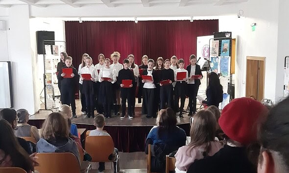 Spectacol și concurs francofonie la Liceul de Arte ”Regina Maria” din Alba Iulia, cu elevi care inte.