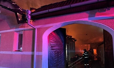 Incendiu intens într-un sat din Câlnic, cu o casă și anexă cuprinse de flăcări.