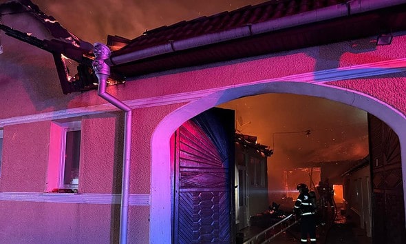 Incendiu intens într-un sat din Câlnic, cu o casă și anexă cuprinse de flăcări.