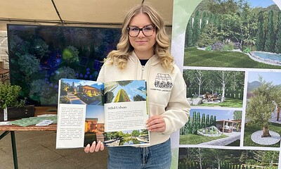 Peisagiști explicând idei de proiecte de grădină la Târgul Grădinarului din Alba Iulia.