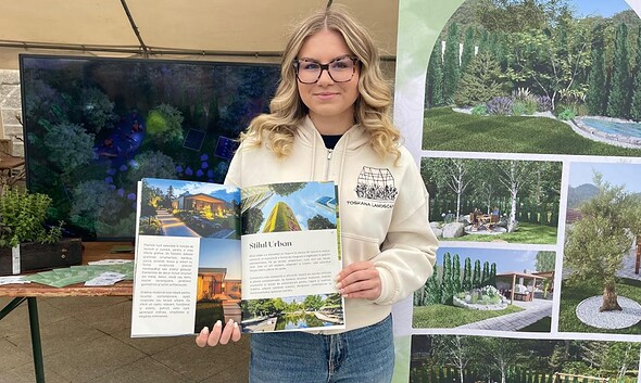 Peisagiști explicând idei de proiecte de grădină la Târgul Grădinarului din Alba Iulia.