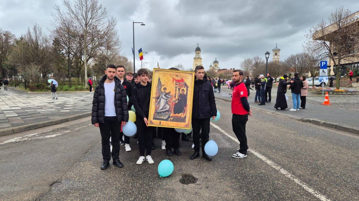Participanți la marșul pentru viață în Alba Iulia, tineri și elevi susținând dreptul la viață și val.