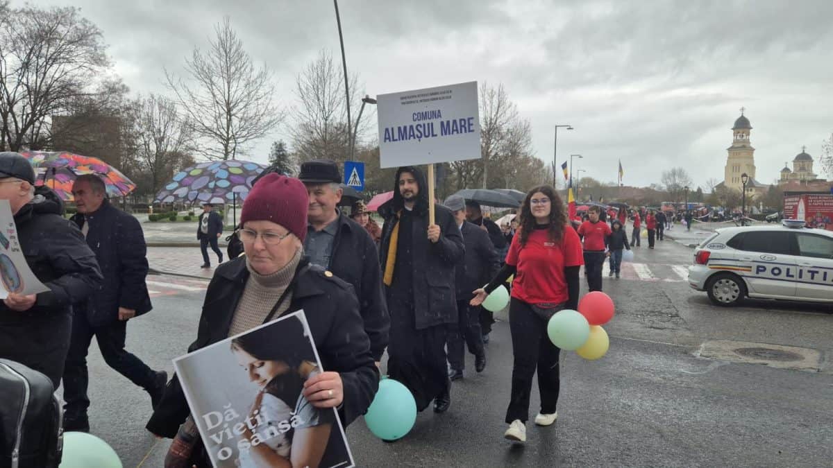 Participanți la marșul pentru viață în Alba Iulia, susținând dreptul la viață și protestând împotriv.