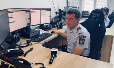 Dispecer ISU Alba monitorizând apeluri de urgență pe multiple ecrane.