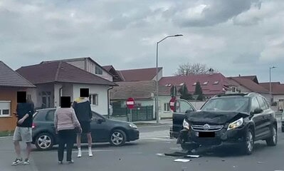 Accident rutier în Alba Iulia cu două mașini avariate și persoane implicate. Intervenție rapidă a au.