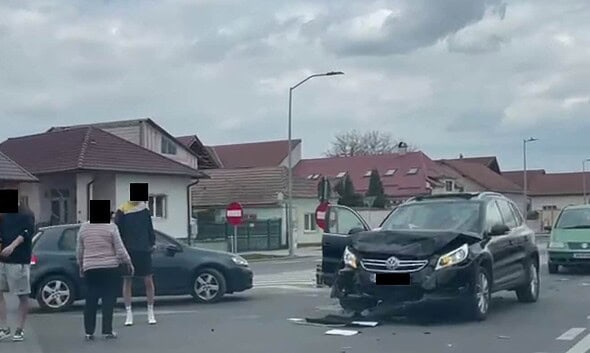 Accident rutier în Alba Iulia cu două mașini avariate și persoane implicate. Intervenție rapidă a au.