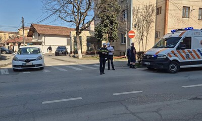 Imagine cu echipaje de urgență la locul accidentului rutier din Alba Iulia, pe strada Cloșca, unde o.