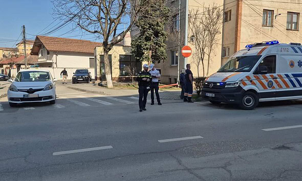 Imagine cu echipaje de urgență la locul accidentului rutier din Alba Iulia, pe strada Cloșca, unde o.