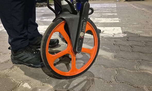 Echipament de măsurare a distanței pe stradă pentru infrastructură rutieră.