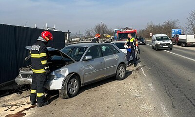 Accident între două mașini pe șoseaua de centură din Alba Iulia, cu două persoane rănite în urma imp.