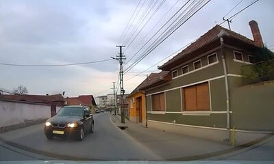 Impact rutier evitat la limită pe o stradă din Sebeș.