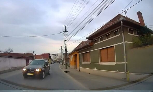 Impact rutier evitat la limită pe o stradă din Sebeș.