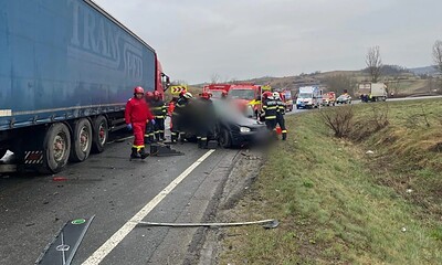 Accident rutier grav în Cluj implicând un autoturism și două autocamioane, cu victime minore și adul.