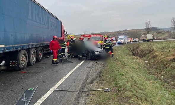 Accident rutier grav în Cluj implicând un autoturism și două autocamioane, cu victime minore și adul.