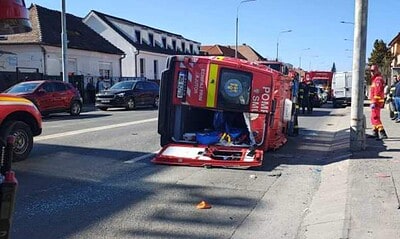 Ambulanță SMURD răsturnată după impact cu autoturism la Sibiu, activat Planul Roșu de intervenție.