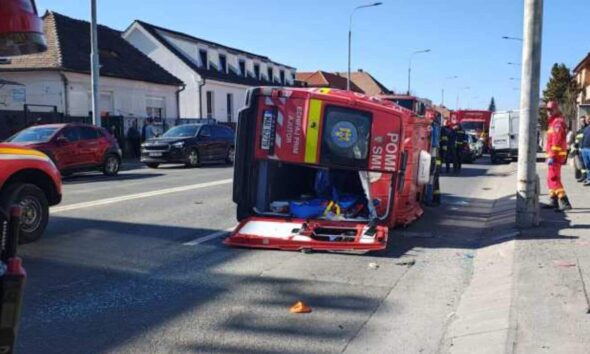 Ambulanță SMURD răsturnată după impact cu autoturism la Sibiu, activat Planul Roșu de intervenție.