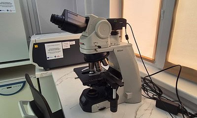 Microscop de laborator pentru cercetare științifică, utilizat în analize și studii științifice preci.