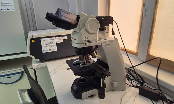 Microscop de laborator pentru cercetare științifică, utilizat în analize și studii științifice preci.