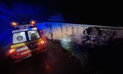 Autobuz răsturnat pe DJ 107, intervenție de prim-ajutor și echipaj de salvare.