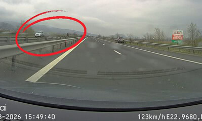 Pieton traversând în grabă autostrada A1, aproape de Sebeș, pericol de tragedie.
