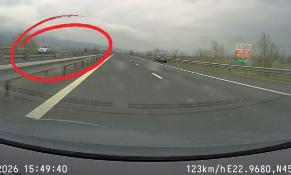 Pieton traversând în grabă autostrada A1, aproape de Sebeș, pericol de tragedie.