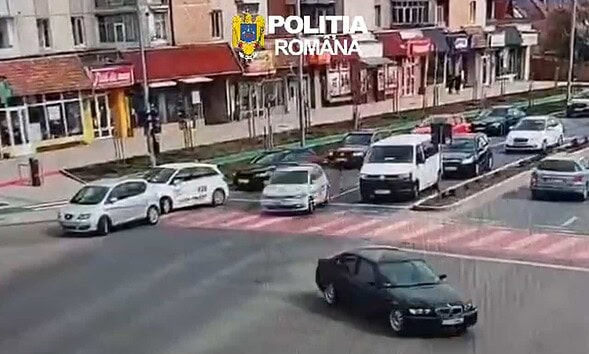 BMW urmărit de poliție în Alba Iulia pentru încălcări rutiere.