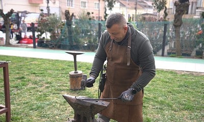 Pompier fierar din Aiud stinge focul pentru salvarea oamenilor, lucrând cu nicovala și ciocan.