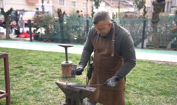 Pompier fierar din Aiud stinge focul pentru salvarea oamenilor, lucrând cu nicovala și ciocan.