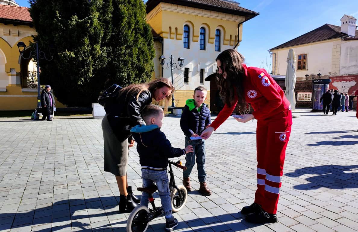 Voluntari Crucii Roșii Alba învață copiii despre prim ajutor în cadrul unei activități de Mărțișor.