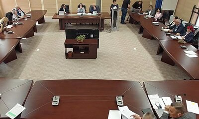 Membri ai consiliului local Alba Iulia în ședință de votare.