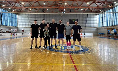 Echipe de volei câștigătoare organizate de Poliția Alba în sală.