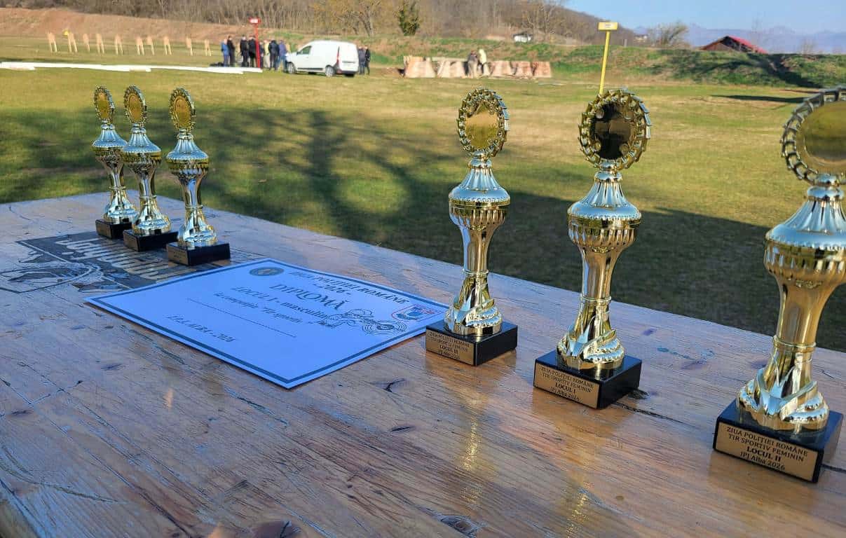 Trofee și diplomă pentru câștigători la concursul de tir sportiv al polițiștilor din Alba.