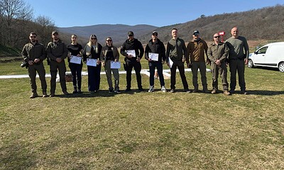 Polițiști din Alba la competiție de tir sportiv, câștigători și participanți, în peisaj montan.