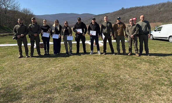 Polițiști din Alba la competiție de tir sportiv, câștigători și participanți, în peisaj montan.