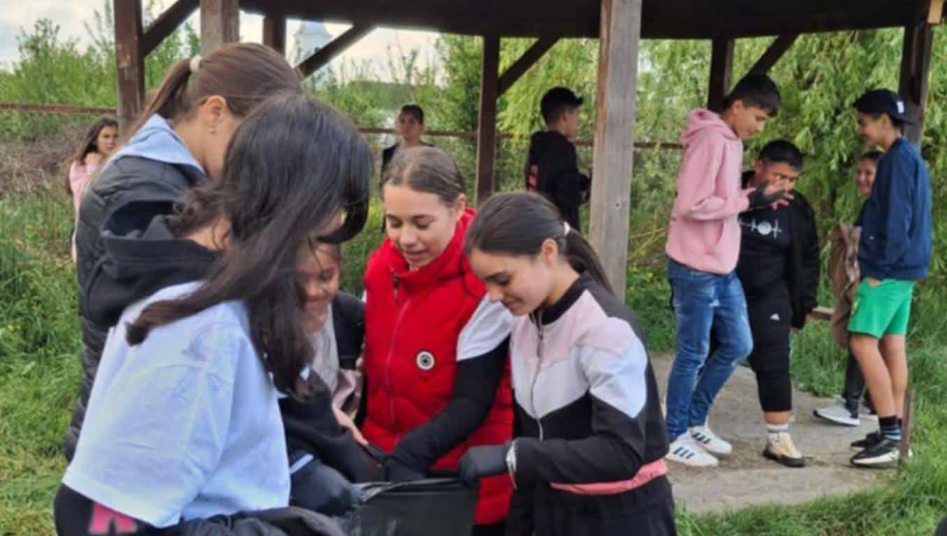 Elevi implicați în acțiuni de ecologizare și plantare de primăvară.
