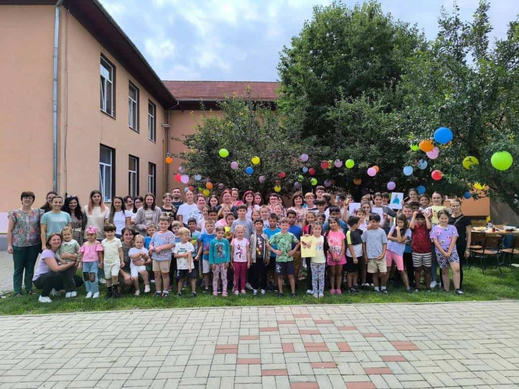 Ecologizare și plantări de primăvară cu sute de elevi din Alba.