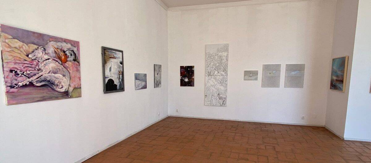 Tablou abstract și opere de artă moderne la expoziția "Blank VIII" din Alba Iulia.