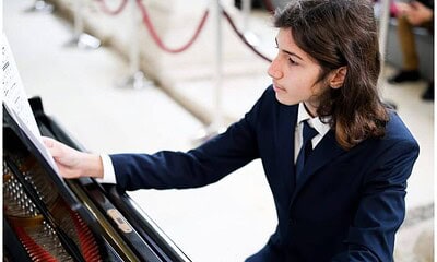 Felix Constantinescu, tânăr pianist din Alba, interpretând la evenimentul de prestigiu din Brentwood.