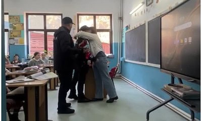 Doi polițiști din Alba au dus flori unei profesoare care i-a ajutat la pregătirea pentru admitere.