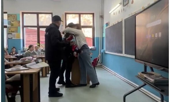 Doi polițiști din Alba au dus flori unei profesoare care i-a ajutat la pregătirea pentru admitere.