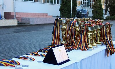 Trofee și medalii pentru competiția Olimpiadei sportului militar liceal de la Alba Iulia.
