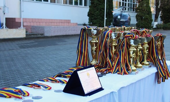 Trofee și medalii pentru competiția Olimpiadei sportului militar liceal de la Alba Iulia.