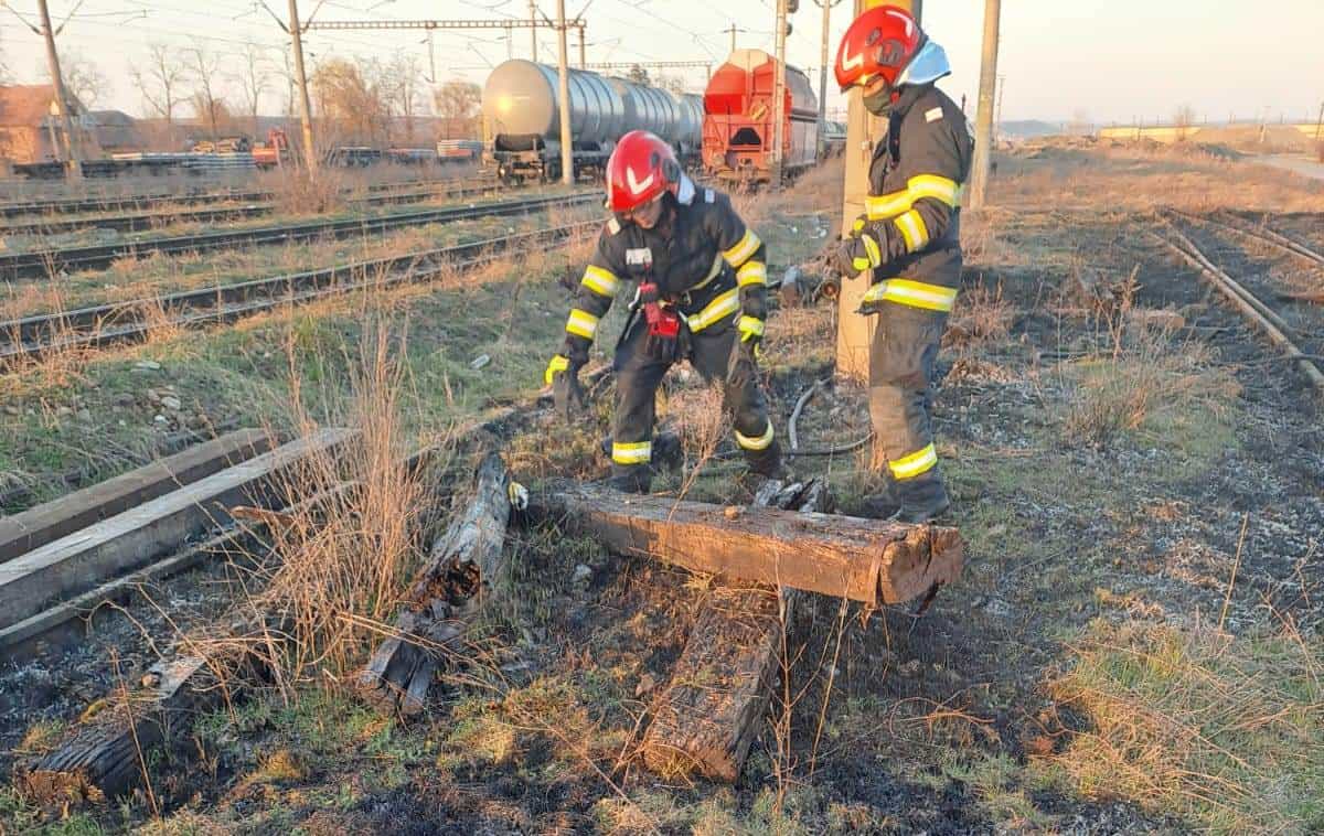 Incendiu de vegetație uscată aproape de gară, intervenție a pompierilor.
