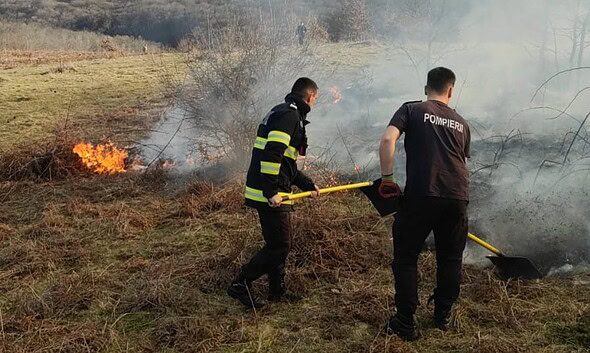 Incendiu de vegetație la Săliștea-Deal, intervenție a pompierilor și voluntarilor.