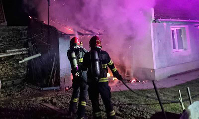 Pompieri intervenind la stingerea incendiului din Sebeș.