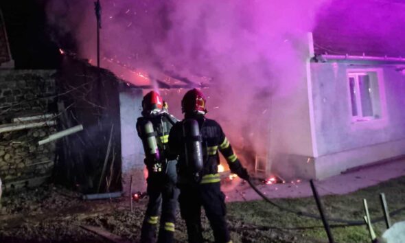 Pompieri intervenind la stingerea incendiului din Sebeș.
